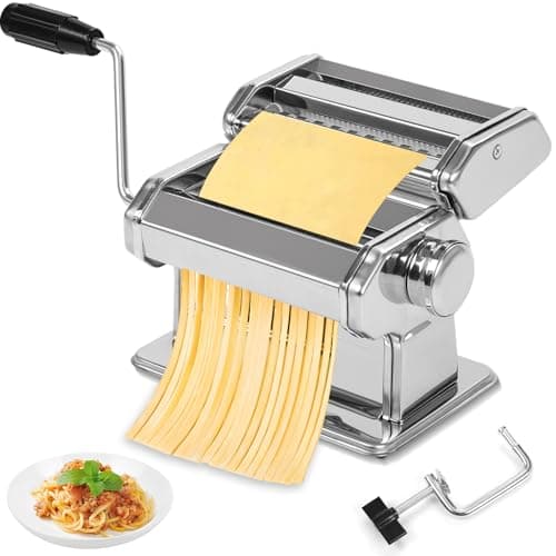 Cilindro de massa manual em aço inox produzindo tiras de massa, com um prato de macarrão ao lado.