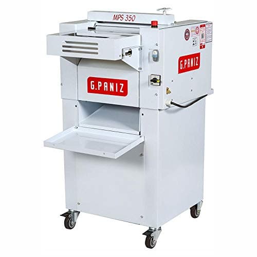 Modeladora de pão G. Paniz MPS 350-127v com pedestal de 35 cm, máquina branca com porta aberta, fundo branco