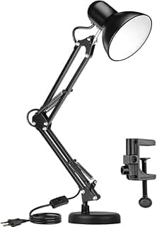 Luminária de mesa LED articulada com base e garra, ângulo frontal, iluminada, preta, fundo branco