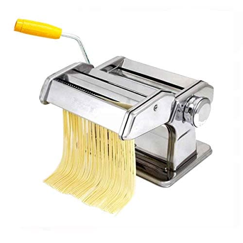 Máquina de macarrão em aço inoxidável com cilindros removíveis para três tipos de massa, produzindo fitas de massa.