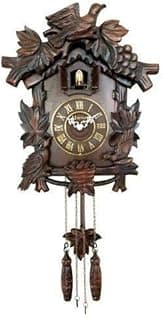 Relógio cuco de madeira com pássaros e folhas de ipe, estilo tradicional, mostrador com números romanos, cor marrom.