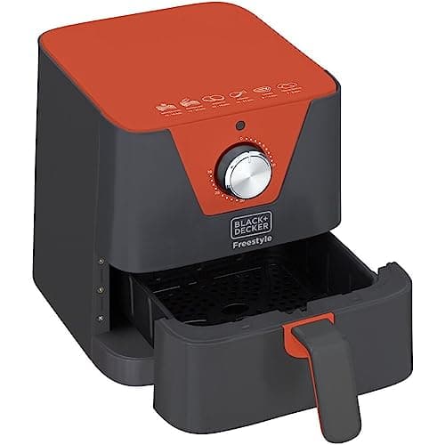 Fritadeira elétrica BLACK+DECKER Freestyle 1,5L, preta com detalhes laranja, botão de controle, cesta aberta.