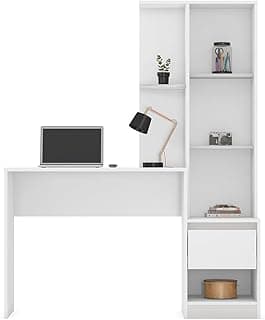 Escrivaninha com armário branco, mesa de trabalho com laptop e lâmpada, prateleiras com objetos