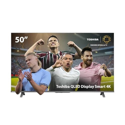 Smart TV QLED 50 polegadas Toshiba 4K com jogadores de futebol no fundo