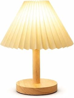 Abajur de mesa com cúpula plissada bege e base de madeira, iluminação suave.