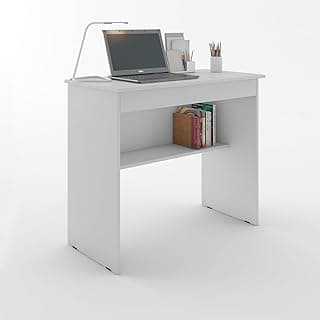 Escrivaninha branca com laptop, lâmpada e prateleira com livros