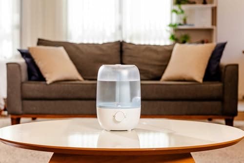 Umidificador de ar WAP Air Flow U2 branco, 2,3L, em mesa de centro.