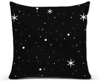 Almofada preta com padrão de estrelas e pontos brancos para sofá ou cama.