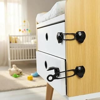 10 travas de gavetas pretas para bebê com fixação 3M em um móvel branco