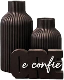 Dois vasos ornamentais pretos e placa com texto 'e confie' em branco, estilo moderno