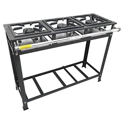 Fogão industrial com três bocas preto, estrutura em metal, fundo branco