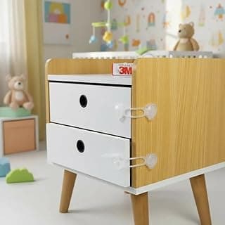 Cômoda infantil com gavetas e travas de fixação 3M, cor branca e madeira clara.