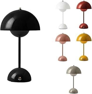 Luminárias de mesa de design moderno em várias cores, incluindo preto, branco, vermelho, rosa, amarelo e cinza. Todas com cúpulas circulares e acabamento metálico.