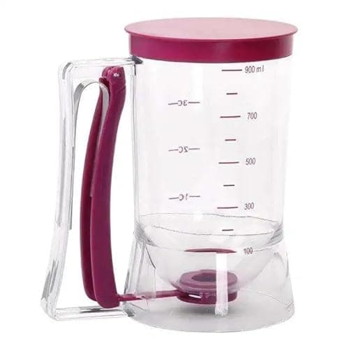 Medidor de massa transparente com punho roxo, tampa rosa e base com alavanca vermelha, marcações de 100 ml a 900 ml.