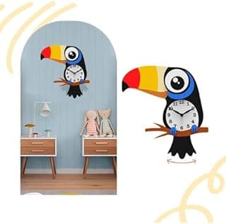Relógio de parede infantil com design de tucano, fundo azul, mostrador preto com números brancos.