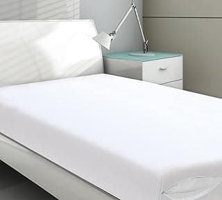 Capa protetora branca para colchão solteiro TNT, cobrindo completamente o colchão em uma cama branca.