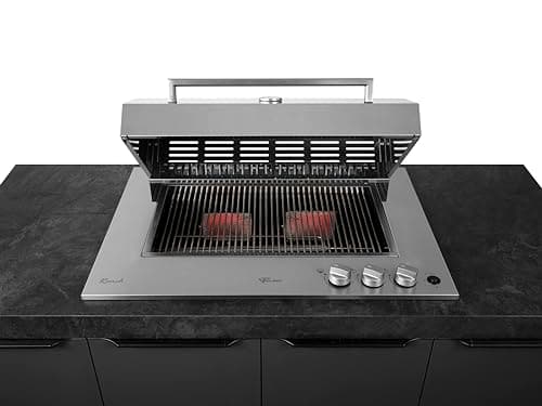 Churrasqueira a gás Fischer com cooktop e espeto, grelha aberta, pedaços de carne sendo grelhados, balcão preto, controles de temperatura, aço inoxidável, prata.