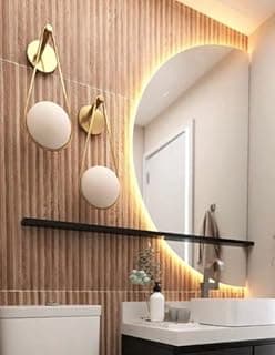 Espelho meia-lua com LED branco quente em banheiro com azulejos e iluminação em volta.