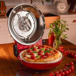 Forno para pizza vermelho LaBravia com pizza assada com tomates cereja e manjericão