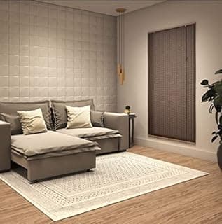Sala de estar com sofá cinza e persiana rolo marrom.