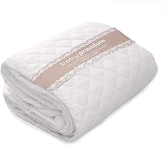 Capa protetora impermeável para colchão de berço, lavável e antialérgica, dobrada com etiqueta 'baby premium'.