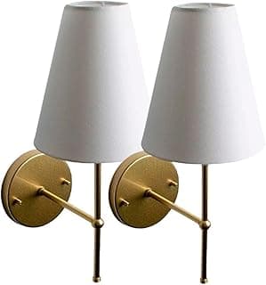 Kit de 2 arandelas de parede clássicas com cúpula branca e base dourada, contra fundo branco.