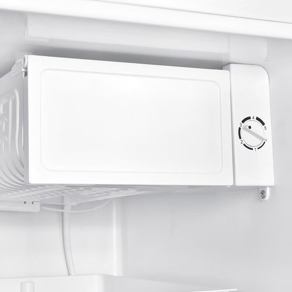 Frigobar EOS EFB83P 71L Preto 220V com micro-ondas em cima e controle de temperatura.