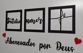 Quadros decorativos pretos com frases 'Gratidões', 'amor' e 'Deus' em uma parede branca.