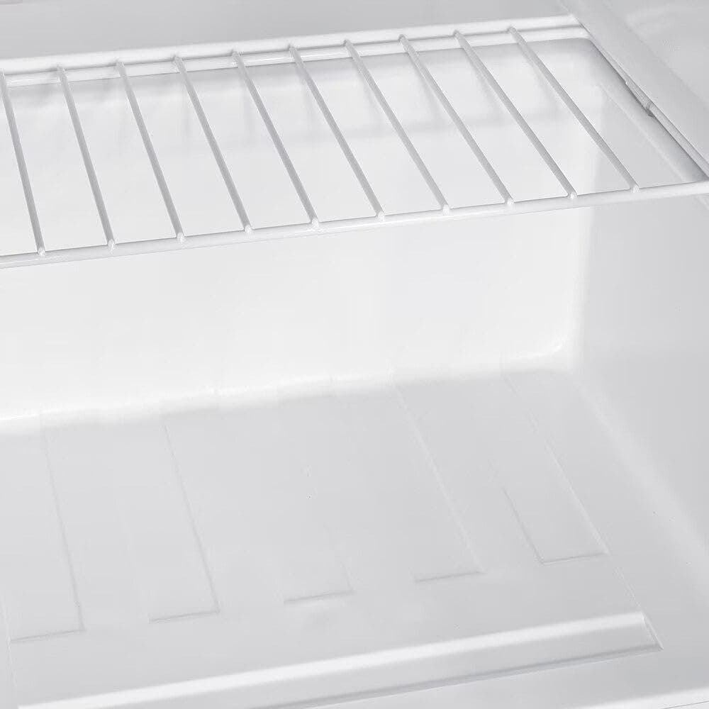 Frigobar EOS EFB83P 71L Preto 220V interior vazio com prateleiras.