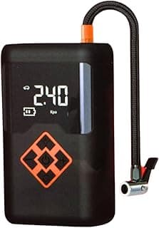 Mini compressor de ar portátil com display digital mostrando 240, preto com detalhes em laranja
