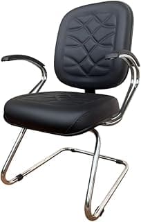 Cadeira de escritório preta com couro sintético, design ergonômico, braços cromados e base metálica cromada.