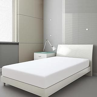 Cama de solteiro com colchão branco em um quarto cinza