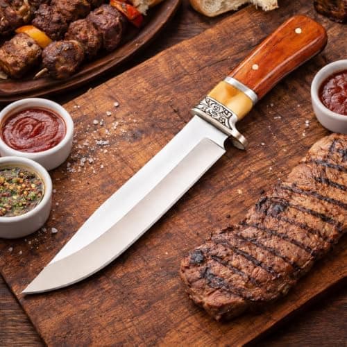 Faca artesanal de aço inoxidável com cabo de madeira de carvalho sobre tábua de corte com carne grelhada