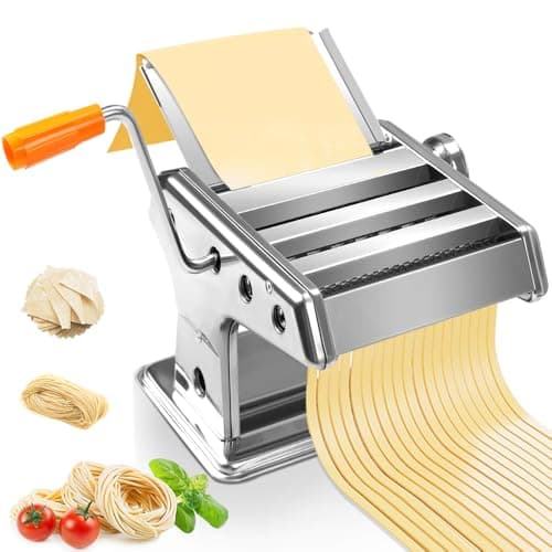 Máquina de massa manual em aço inoxidável produzindo macarrão, com cabo laranja e três opções de espessura.