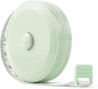 Fita métrica retrátil verde de 150 cm com botão de trava e destrava, fundo branco