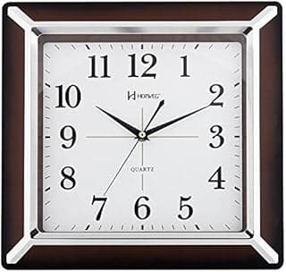 Relógio de parede quadrado branco e marrom metálico, mostrador com números pretos e texto Quartz.