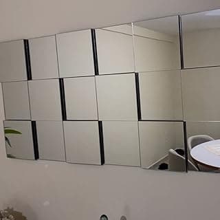 Espelho decorativo 3D em painel branco montado na parede, refletindo uma sala com mesa e cadeiras.