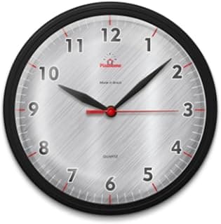 Relógio de parede cinza com borda preta, Pulsar, mostrador metálico, ponteiros pretos e vermelhos.