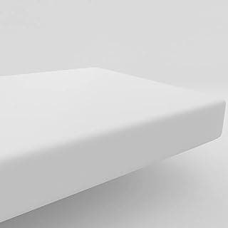 Lençol impermeável branco estendido sobre superfície plana