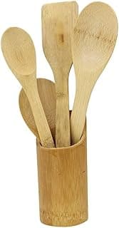 Suporte e jogo de utensílios de cozinha em bambu com cinco peças, incluindo colheres de servir e de cozinha, em fundo branco.