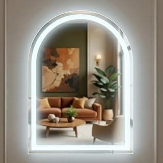 Espelho de arco meio corpo com LED e tela de toque oval branco iluminado refletindo sala de estar com sofá e planta