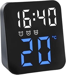 Relógio digital preto com display LED azul, mostra hora, temperatura e ícones de alarme.