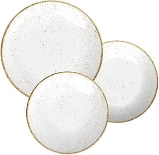 Três pratos brancos com borda dourada em fundo branco