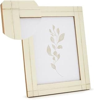 Porta-retratos em acrílico e fita de cobre, moldura branca com relevo de folhas, fundo branco.