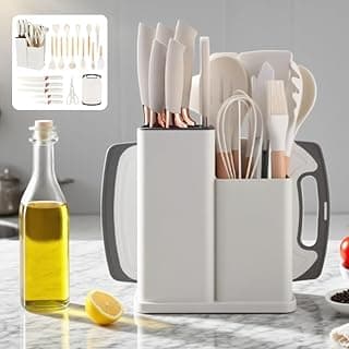Kit de utensílios de cozinha em silicone branco e rosa, organizados em suporte cinza, com facas, espátulas e mais.