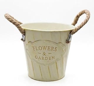 Vaso decorativo de metal estilo rústico industrial bege com alça de corda e texto 'FLOWERS & GARDEN'