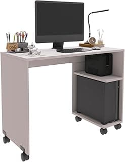 Escrivaninha branca com suporte para CPU e prateleira, monitor preto, teclado e itens de escritório.
