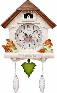 Relógio cuco decorativo estilo vintage com corpo branco e telhado marrom, mostrador circular com números pretos e decorações de cogumelos e folhas.