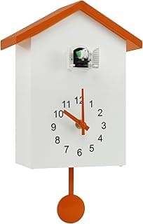Relógio de parede cuco branco com detalhes em laranja, formato de casa de pássaro, números pretos e ponteiros vermelhos.