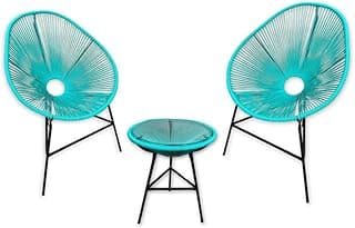 Duas cadeiras Acapulco de fibra turquesa e uma mesa de fibra turquesa para área gourmet.